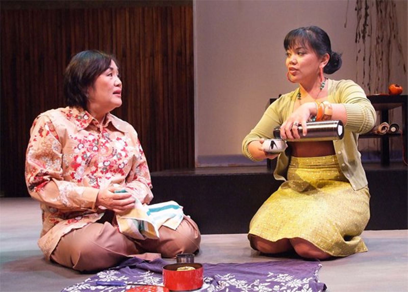 Emily Kuroda v divadle Gilmorova děvčata Gilmore Girls